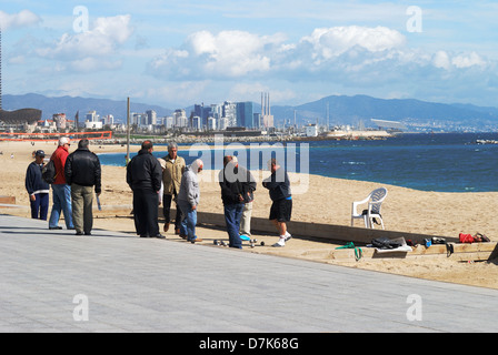 Les hommes jouant Pétanque Boules ou sur la plage de Barceloneta. Barcelone. La Catalogne. Espagne Banque D'Images