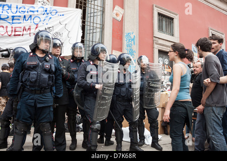 Milan, Italie - 7 mai 2013 : les étudiants de l'Université mars pour protester contre l'évacuation de leurs territoires librairie à Milan Banque D'Images