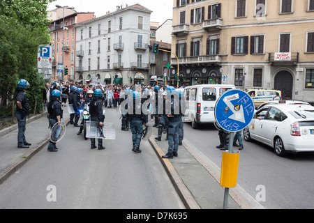 Milan, Italie - 7 mai 2013 : les étudiants de l'Université mars pour protester contre l'évacuation de leurs territoires librairie à Milan Banque D'Images