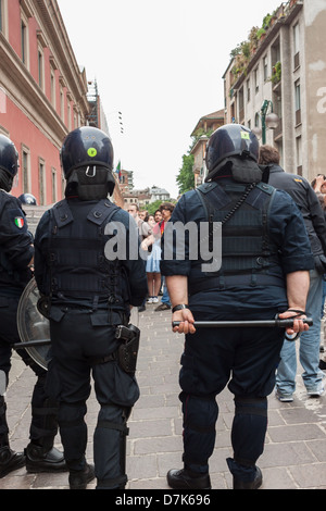 Milan, Italie - 7 mai 2013 : les étudiants de l'Université mars pour protester contre l'évacuation de leurs territoires librairie à Milan Banque D'Images