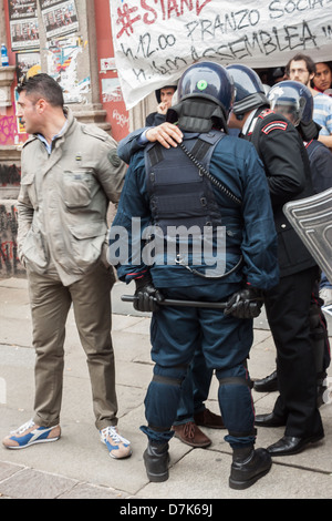 Milan, Italie - 7 mai 2013 : les étudiants de l'Université mars pour protester contre l'évacuation de leurs territoires librairie à Milan Banque D'Images