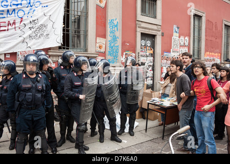 Milan, Italie - 7 mai 2013 : les étudiants de l'Université mars pour protester contre l'évacuation de leurs territoires librairie à Milan Banque D'Images