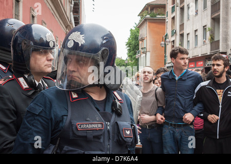 Milan, Italie - 7 mai 2013 : les étudiants de l'Université mars pour protester contre l'évacuation de leurs territoires librairie à Milan Banque D'Images