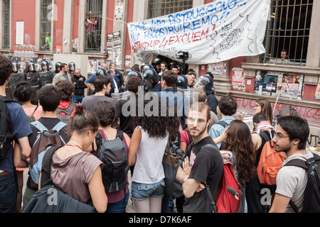 Milan, Italie - 7 mai 2013 : les étudiants de l'Université mars pour protester contre l'évacuation de leurs territoires librairie à Milan Banque D'Images