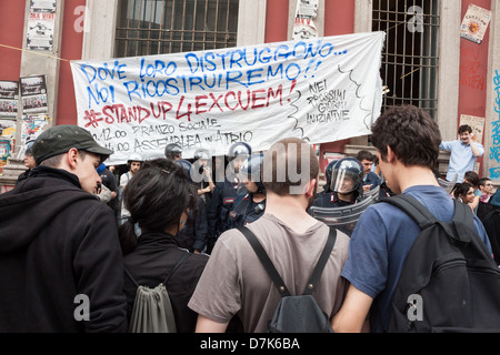 Milan, Italie - 7 mai 2013 : les étudiants de l'Université mars pour protester contre l'évacuation de leurs territoires librairie à Milan Banque D'Images