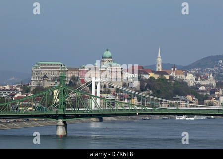 Pont de la liberté traversant le Danube, Budapest Banque D'Images