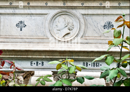 La tombe du poète victorien Elizabeth Barrett Browning (1806-1861) dans le cimetière anglais de Florence, en Italie Banque D'Images