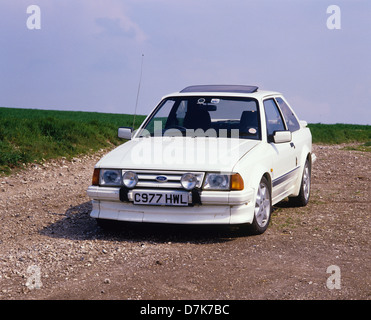 Ford Escort RS turbo série 1 1985 - vue de l'avant avec lampes spot en option - Diamond White Banque D'Images