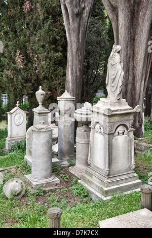 Monuments commémoratifs et pierres tombales dans le cimetière anglais de Florence, Italie, fondé en 1827 pour la communauté protestante expatrié Banque D'Images