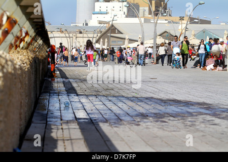 Israël, Tel Aviv, les gens s'amuser dans l'immeuble rénové, promenade dans le vieux port, maintenant un centre de divertissement Banque D'Images