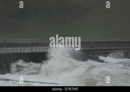 Aberystwyth, Pays de Galles, Royaume-Uni. Le 9 mai 2013. Promenade à l'ouest d'Aberystwyth Wales coast sous une pluie de très forte à force de coup de vent de sud-ouest jusqu'à 60mph avec la marée haute à 4,8 M$. Date : 09/05/13 Durée : 19h à 8.20am. Credit : Barry Watkins / Alamy Live News Banque D'Images