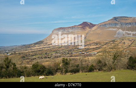 Benbulben et Kings Mountain, Comté de Sligo, Irlande, Irlande Banque D'Images