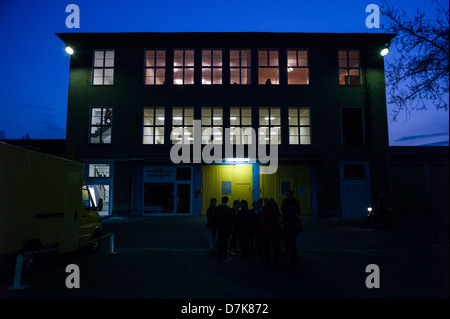 Visiteurs à l'ancienne piscine moteur de la RDA Conseil des ministres pendant la semaine Galerie, Berlin, Allemagne Banque D'Images