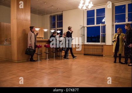 Visiteurs à l'ancienne piscine moteur de la RDA Conseil des ministres pendant la semaine Galerie, Berlin, Allemagne Banque D'Images
