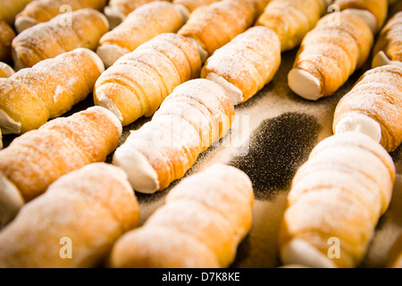 Pâte feuilletée remplie de crème fouettée sucre en poudre Banque D'Images