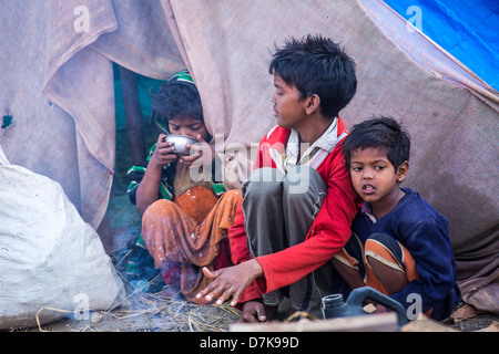 Les enfants vivant dans un village de tentes, Allahabad, Inde Banque D'Images