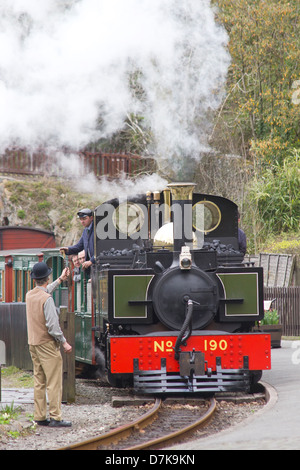 Locomotive à vapeur tirant un train de voyageurs sur le chemin de fer Ffestiniog, au Pays de Galles Banque D'Images