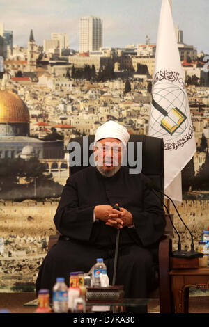 9 mai 2013 - La ville de Gaza, bande de Gaza, territoire palestinien - Clerc égyptien et président de l'Union internationale des oulémas musulmans cheikh Yusuf al-Qaradawi après l'arrivée de ce dernier dans la ville de Gaza le 9 mai 2013. Al-Qaradawi est arrivé le 8 mai 2013 pour sa première visite à la bande de Gaza avec une délégation de chercheurs musulmans (crédit Image : © Ashraf Amra/APA Images/ZUMAPRESS.com) Banque D'Images