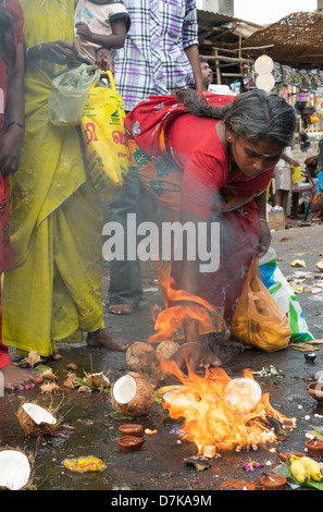 Un dévot hindou ajoute le camphre à un feu comme une offrande au Temple d'Arunachaleswara à Tiruvannamalai, Tamil Nadu, Inde Banque D'Images