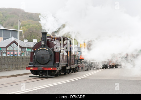 Une locomotive à vapeur tirant un train de marchandises du Ffestiniog Railway à Porthmadog, au Pays de Galles Banque D'Images