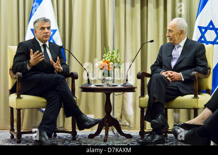 Jérusalem, Israël. 9-mai-2013. Le ministre des Finances Yaïr Lapid (L) présente son projet de budget pour 2013-2014 pour le président Shimon Peres (R) au milieu de la critique publique de plus en plus par rapport aux compressions. Jusqu'à récemment considéré comme le chef de la classe moyenne, la popularité de Lapid est maintenant en déclin. Credit : Alon Nir/Alamy Live News Banque D'Images