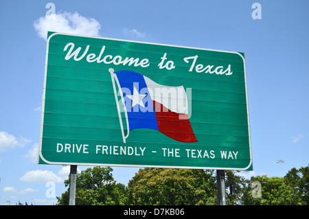 Une Bienvenue à Texas road sign set contre un fond bleu clair montrant le drapeau d'Etat Banque D'Images