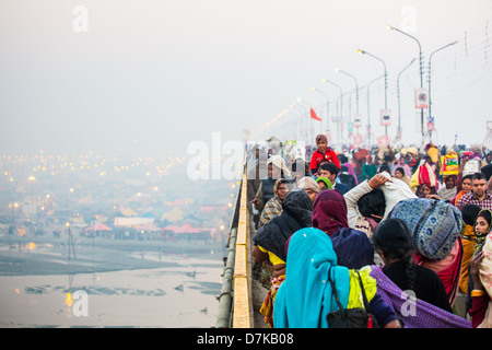Pont bondé pendant la Kumbh Mela à Allahabad, Inde Banque D'Images