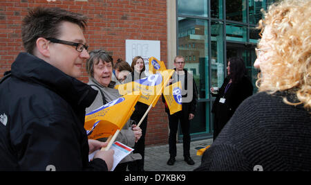 Nottingham, Royaume-Uni. Le 9 mai 2013. Paul Martin - PCS ILF délégué syndical à l'écoute de Michelle Howlett - les personnes handicapées contre les compressions à la grève des membres de la SCP grève Independednt Fonds vivant, Equinox Chambre à l'appui de la grève en milieu de PCS. Direction générale de l'action de grève de travail PC sortir Jeudi 9 mai 11.00-12.00. Fonds de vie autonome, Equinox House, quartier des affaires, l'île de Nottingham. Credit : Pete Jenkins/Alamy Live News Banque D'Images