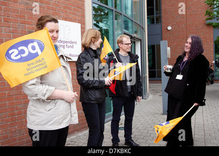 Nottingham, Royaume-Uni. 9e mai 2013. Jane GALLAGHER, Lisa Lankaster, Richard Talbot, Jennifer Davis le débrayage des membres PCS Vivant Independednt, Equinox Fonds à l'appui de la chambre de travail PC grève. Direction générale de l'action de grève de travail PC sortir Jeudi 9 mai 11.00-12.00. Fonds de vie autonome, Equinox House, quartier des affaires, l'île de Nottingham. Credit : Pete Jenkins/Alamy Live News Banque D'Images