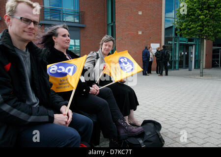 Nottingham, Royaume-Uni. Le 9 mai 2013. Richard Talbot, Jennifer Davis et Lesley Berry le débrayage des membres PCS Vivant Independednt, Equinox Fonds à l'appui de la chambre de travail PC grève. Direction générale de l'action de grève de travail PC sortir Jeudi 9 mai 11.00-12.00. Fonds de vie autonome, Equinox House, quartier des affaires, l'île de Nottingham. Credit : Pete Jenkins/Alamy Live News Banque D'Images