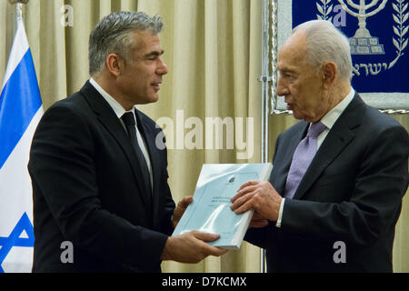 Jérusalem, Israël. 9-mai-2013. Le ministre des Finances Yaïr Lapid (L) présente son projet de budget pour 2013-2014 pour le président Shimon Peres (R) au milieu de la critique publique de plus en plus par rapport aux compressions. Jusqu'à récemment considéré comme le chef de la classe moyenne, la popularité de Lapid est maintenant en déclin. Credit : Alon Nir/Alamy Live News Banque D'Images