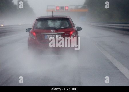 Nösslach, Autriche, symbole photo, une faible visibilité sur l'autoroute sous la pluie Banque D'Images