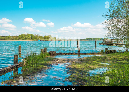 Inondé rive du Chiemsee, en Allemagne, en plein soleil avec ciel bleu et nuages blancs Banque D'Images