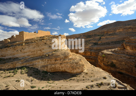 Oasis Mides dans les montagnes près de la frontière algérienne. Au sud de la Tunisie. Banque D'Images