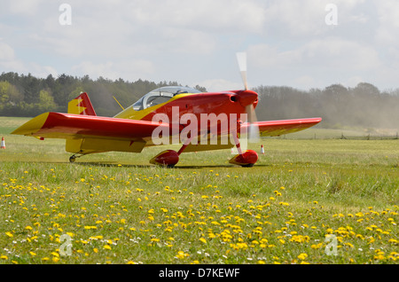 Cars RV-6 avion léger vient d'arriver à la piste en herbe à l'Aérodrome de Popham, Hampshire Banque D'Images