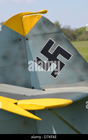 WW2 croix gammée nazie sur la queue d'un Messerschmitt Bf 108 avions de transport léger. Banque D'Images