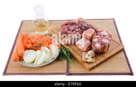 Variété de viande, légumes et vin blanc pour la cuisson et le pot-au-feu sur un conseil de cuisson Banque D'Images