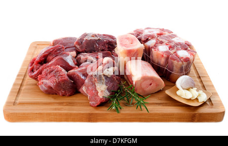 Variété de la viande pour la cuisson et le pot-au-feu sur un conseil de cuisson Banque D'Images