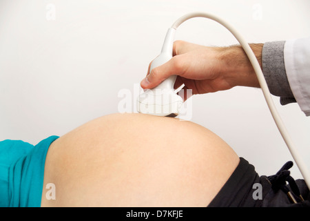 Échographie de femme enceinte se médecin isolé sur fond blanc Banque D'Images