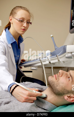 Portrait de jeune femme médecin technicien échographe d'exploitation en robe blanche Banque D'Images