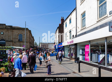 Boutiques et étals sur la Place du marché, Doncaster, South Yorkshire, Angleterre, Royaume-Uni Banque D'Images