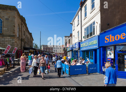 Café, magasins et étals sur la Place du marché, Doncaster, South Yorkshire, Angleterre, Royaume-Uni Banque D'Images