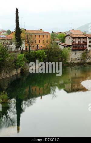 Rivière Natisone passe par le lombard Oratoria di Santa Maria in Valle de Cividale del Friuli, Italie. Banque D'Images