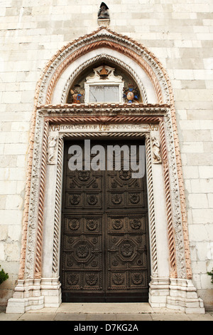 Porte de la cathédrale (Duomo) à Cividale del Friuli, Italie. Banque D'Images