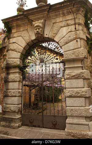 Porte ouvragée et jardin dans le centre-ville de Cividale del Friuli, Italie. Banque D'Images