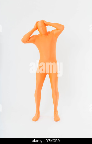 Homme mûr en orange zentai avec maux de tête permanent sur fond blanc Banque D'Images
