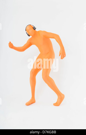 Homme mûr en orange zentai listening music Banque D'Images