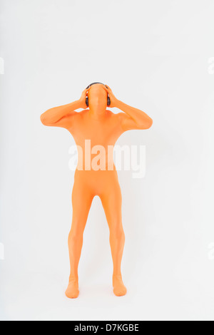 Homme mûr en orange zentai listening music Banque D'Images