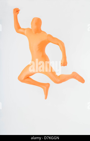 Homme mûr en orange zentai jumping Banque D'Images