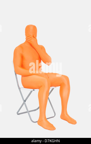 Homme mûr en orange zentai avec main sur la bouche Banque D'Images